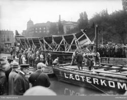 Skipet skyves ombord på lekteren ved Akershuskaien.