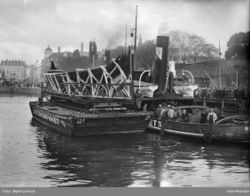 Lekteren med Osebergskipet slepes av taubåt fra Pipervika mot Bygdøy.