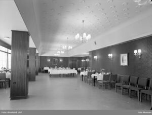 Koldtbord dekket i bakgrunnen i Odd Fellow Ordenens lokaler. Foto: Leif Ørnelund/Oslo Museum (1950).