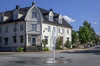 Tidligere Solberg hotell på hjørnet av Jernbanegata og Skolegata i Årnes sentrum er nå ordenshus for Odd Fellow Ordenen. Foto: Leif-Harald Ruud (2020)