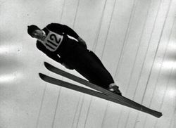 Odd Henriksen - elitehopper etter krigen. Her i Stormyra i 1955.