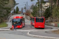 To busser på linje 81 møtes i krysset Valhallaveien/Sønsterudveien på Ødegården. Foto: Leif-Harald Ruud (2021)