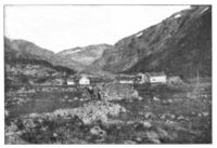 Ca. 1900. De to brukene på Øvstebø i Aurdalen ble turisthytter på begynnelsen av 1900-tallet. Det nærmeste av de to husene (t.h.) Eksisterer ennå, innebygget i den nåværende Østebø turisthytte. Huset tjente som peisetue til frem på 1970-tallet. I dag er huset ominnredet til overnatting og den gamle peisen er ennå intakt på ett av soverommene.