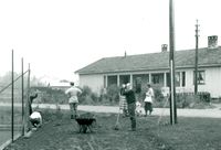 Offisersbrakka ved Gamle Strømsvei i Strømmen fotografert under anlegg av tennisbanen 1957.
