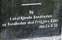 Og I skal kjende Sandheden. Fra Johannnes 8.32 på Vår Frelsers gravlund i Oslo.