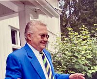 Ola på sin 60 års-dag, tar i mot på trappa. Foto: Karin Valen-Sendstad.