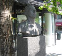 Byste av Olaf Bull i St. Olavs gate i Oslo, utført 1989. Foto: Stig Rune Pedersen (2005).