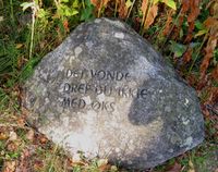 Stein med Duun-sitat i minneparken utenfor Duun-huset i Botne. Foto: Stig Rune Pedersen