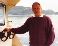 Olav Johan Sævik, her fotografert av familien om bord på ein av sjarkane til familien.