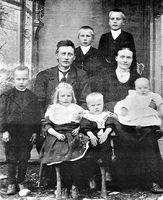 Olav og Else Momrak med born. Erling nr. 2 frå høgre framme.