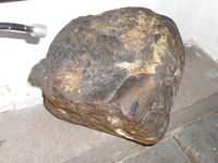 Olavssteinen, står bak alteret i Stiklestad kirke. Foto: Siri Iversen (2011).