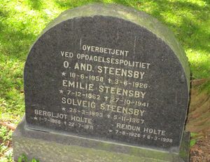 Ole Andersen Steensby gravminne.jpg