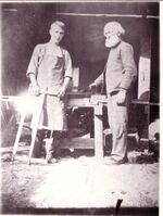 «Polersnekker Kristensen» (til høyre) sammen med en yngre arbeidskamerat.