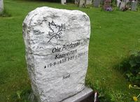 Den tradisjonelle gravskriften «Fred», som her på en fredsaktivists gravminne nok har en dobbelt betydning. Foto: Stig Rune Pedersen (2014).