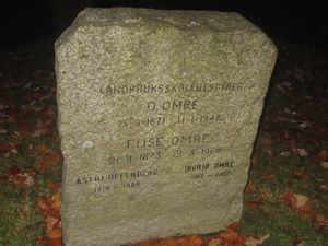 Ole Omre gravminne.jpg