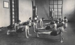 Ole som gymnastikklærer. Foto: Ukjent