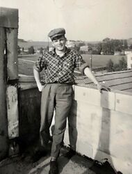 Ole Hagen på verandaen - det gamle tårnet - sett mot Berg og Brøter 1958.
