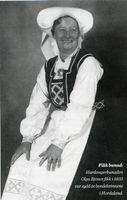 Olga Bjoner i Hardangerbunaden ho fekk i 1935, sydd av bondekvinnene i Hordaland