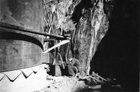 Sveiser Halvar Nergaard sveiser ved foten av oljetanken på Borkenes. Foto: Ukjent. Utlånt av Anny Sørensen.