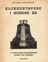 Kyrkjeklokka «Fred» i Volda kyrkje pryda forsida av 100-års jubileumsheftet til Olsen Nauen klokkestøperi frå 1944.