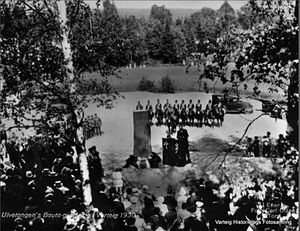 Oluf Davidsen Ulvetangen - Avduking bauta på Klemsdal (VHF 2013-01233).jpg