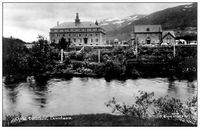 Oppdal stasjon med turisthotellet ligger ved elva Driva. Mittet/Origo - Norske jernbanestasjoner