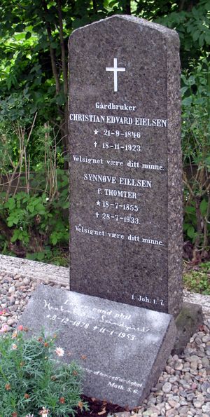 Oppegård kirke - gravminne Eielsen 01.JPG