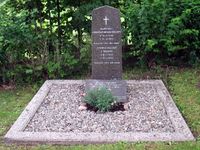 Eielsens gravminne sydvest for kirken. Foto: Siri Johannessen (2016).