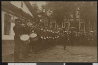 116. Oppstilte soldater på Rådstuplassen i Bergen - no-nb digifoto 20160222 00063 bldsa PK14049.jpg