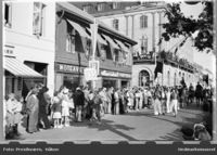 Opptog i Strandgata på Hamar i 1949, da byen feira 100-årsjubileum. Foto: Håkon Prestkværn
