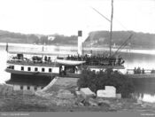 Dampskipet «Svalen» ved Oscarshall brygge i fergetrafikk til Skarpsno på andre siden av Frognerkilen. Foto: Ludwik Szacinski De Ravicz (firmaet)/Oslo Museum (1885).