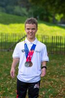 Oskar Alexander Kowalczyk med sølv- og bronsemedaljen fra verdenslekene. Foto: Anita Meyer Iversen (Gjengitt med tillatelse av Heidi Elisabeth Meyer Iversen)