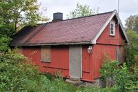 Bestyrerboligen «Den gule stue» fra dengang den var rødmalt. Foto: Roy Olsen (2010).