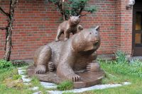 Binne med unge (2010) utenfor Tidemands gate 22 i Oslo. Foto: Roy Olsen (2014)