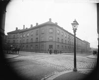 Arbeiderbolig i Rosenkrantz' gate 8 (1858), revet for oppføring av Hotell Bondeheimen. Foto: Marthinius Skøien/Nasjonalbiblioteket (1880-1910).