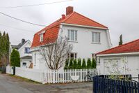 Mansardtak med valm og fall på to sider, villa i Arne Garborgs vei på Godlia, Oslo. Foto: Leif-Harald Ruud (2022).