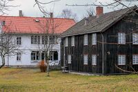 På Hauketo gård er begge våningshusene bevart. Mer enn 150 år skiller dem i alder. Det eldste sees til høyre, og huset gjennomgikk en omfattende restaurering i 1990-årene. Foto: Leif-Harald Ruud (2020).