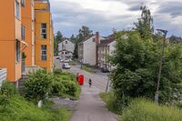 To generasjoner blokkbebyggelse langs Hauketoveien. I bakgrunnen sees Akersblokkene fra 1950-årene, mens den gule blokka i forgrunnen til venstre ble oppført i 1980-årene. Foto: Leif-Harald Ruud (2021).