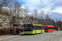 Fem busslinjer passerer Hauketo i tillegg til lokaltogene mellom Oslo og Ski. Foto: Leif-Harald Ruud (2022).