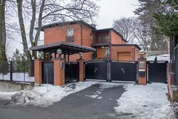 Holmenkollveien 124 i Oslo, oppført i 1939. Endringer i 1945 ved samme arkitekt. Foto: Leif-Harald Ruud (2016).