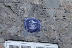 Oslo Hospital Gråsteinsbygningen blå plakett.JPG