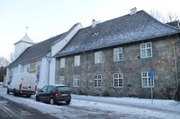 Gråsteinsbygningen og Oslo Hospitals kirke (Gamlebyen kirke) Foto: Chris Nyborg (2013)