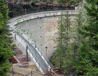 Demningen i sørenden av Langlidammen er 38 meter høy. Foto: Leif-Harald Ruud (2011).