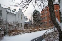 Området rundt sykehusbygningene på Lovisenberg er parkmessig opparbeidet. Foto: Leif-Harald Ruud (2013).