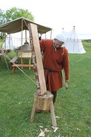 Håvard Kongsrud glepphogger en stokk. Foto: Chris Nyborg (2015).
