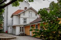 Rester av gammel trehusbebyggelse lengst vest i Arendalsgata. Foto: Leif-Harald Ruud (2012)