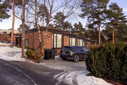 Pans vei 8 på Ulvøya i Oslo, oppført i 1959 for AP–politikeren Aase Lionæs og ektemannen Kurt Jonas. Påbygg i 1981 i samme stil ved Arkitektene MNAL Per Johan Eriksen og Bengt Espen Knutsen. Sistnevnte var Knut Knutsens sønn. Foto: Leif-Harald Ruud (2023).