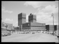 Rådhusplassen i 1957. Her er jernbanesporene synlige. Foto: Jac Brun