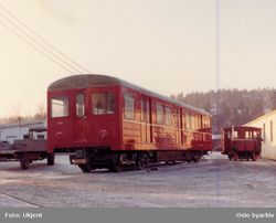 Oslo Sporveier. T-banevogn 1044, serie T1 fra 1965, hos leverandøren Strømmens Værksted før levering til Oslo. Verkstedets skiftetraktor i bakgrunnen.
