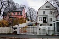Klassiske byvillaer eller «townhouses» på Valleløkken. Foto: Leif-Harald Ruud (2014).